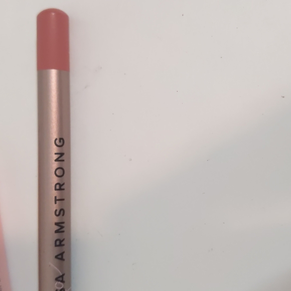 Lisa Armstrong Avon Lip liner - Picture 4 of 5